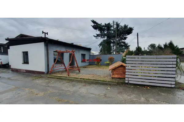 rybnicki, Czerwionka-Leszczyny, Stanowice, Budynek usługowo - handlowy przy głównej drodze.