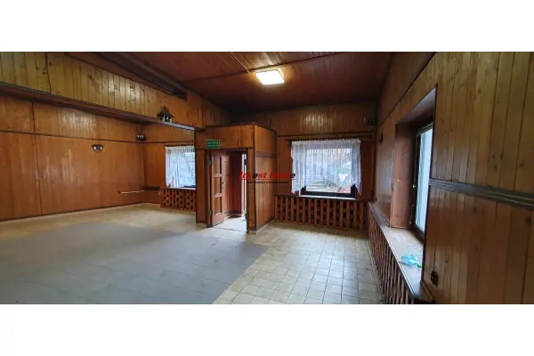 rybnicki, Czerwionka-Leszczyny, Stanowice, Budynek usługowo - handlowy przy głównej drodze.