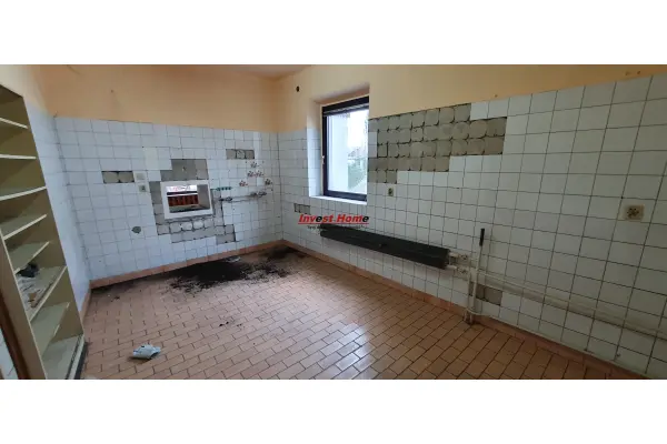 rybnicki, Czerwionka-Leszczyny, Stanowice, Budynek usługowo - handlowy przy głównej drodze.