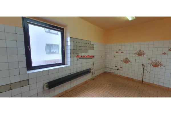 rybnicki, Czerwionka-Leszczyny, Stanowice, Budynek usługowo - handlowy przy głównej drodze.